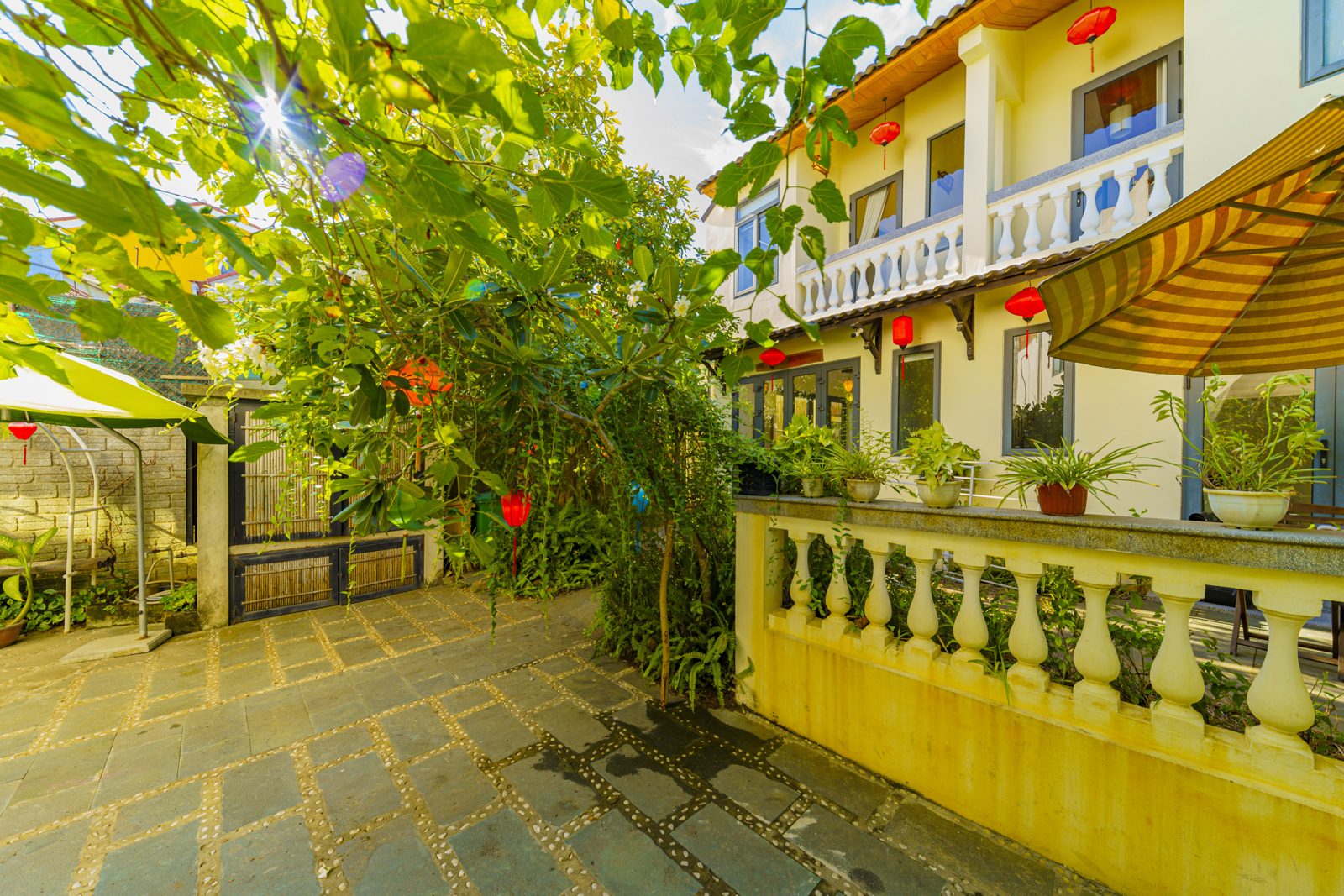 Garden terrace with balustrade, lanterns and plants