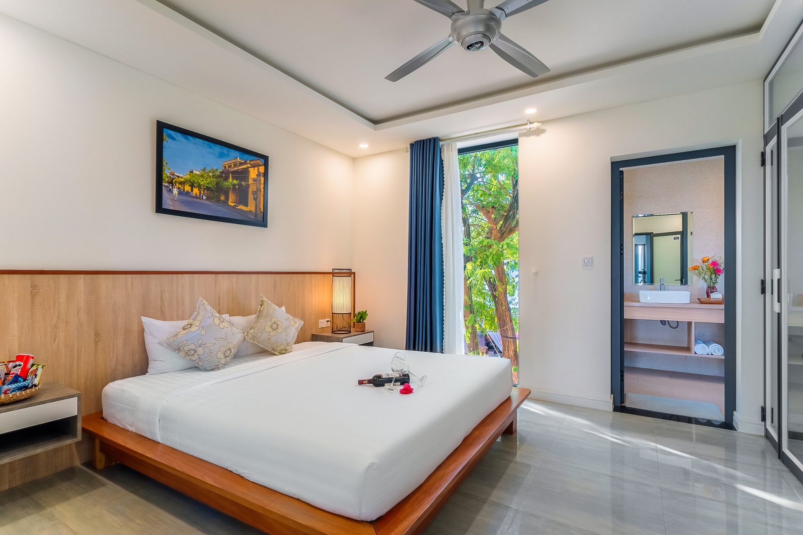 Bedroom with a window onto the trees