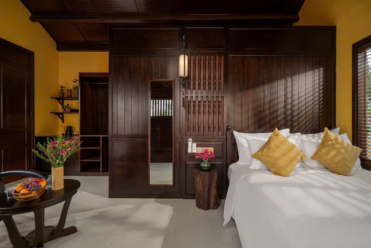 Bedroom with dark wood panelling and yellow cushions