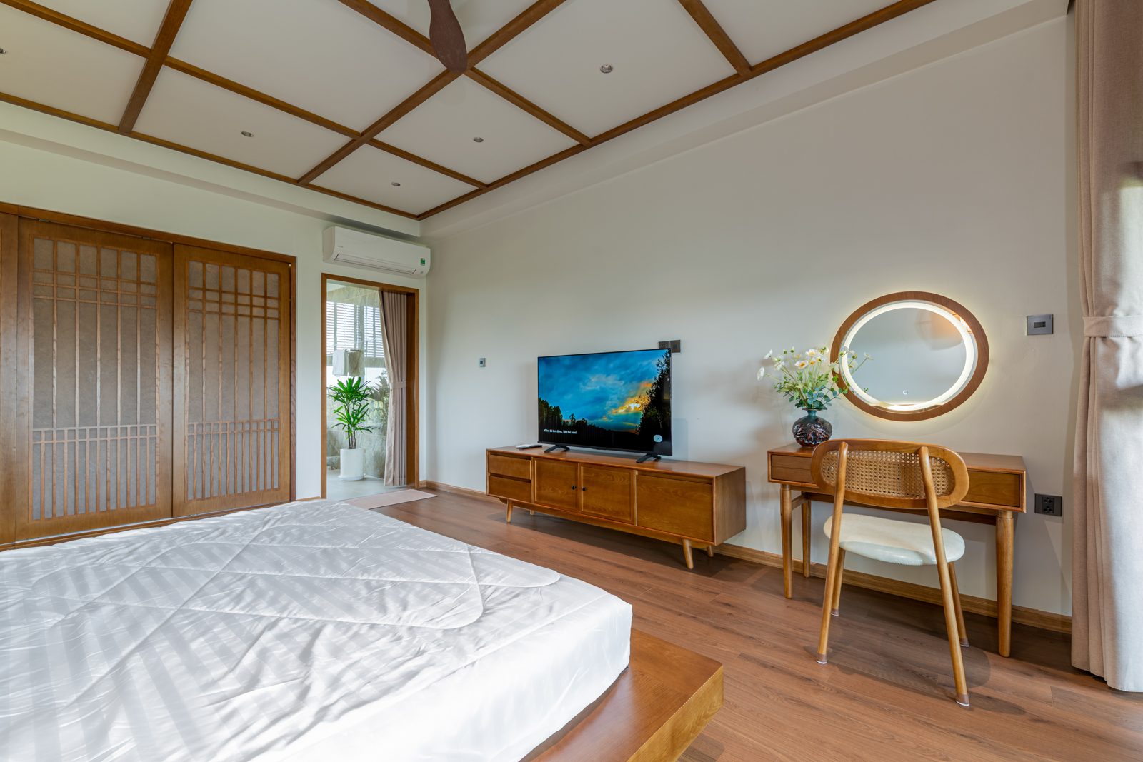 Bedroom with timber lattice ceiling, desk and round mirror