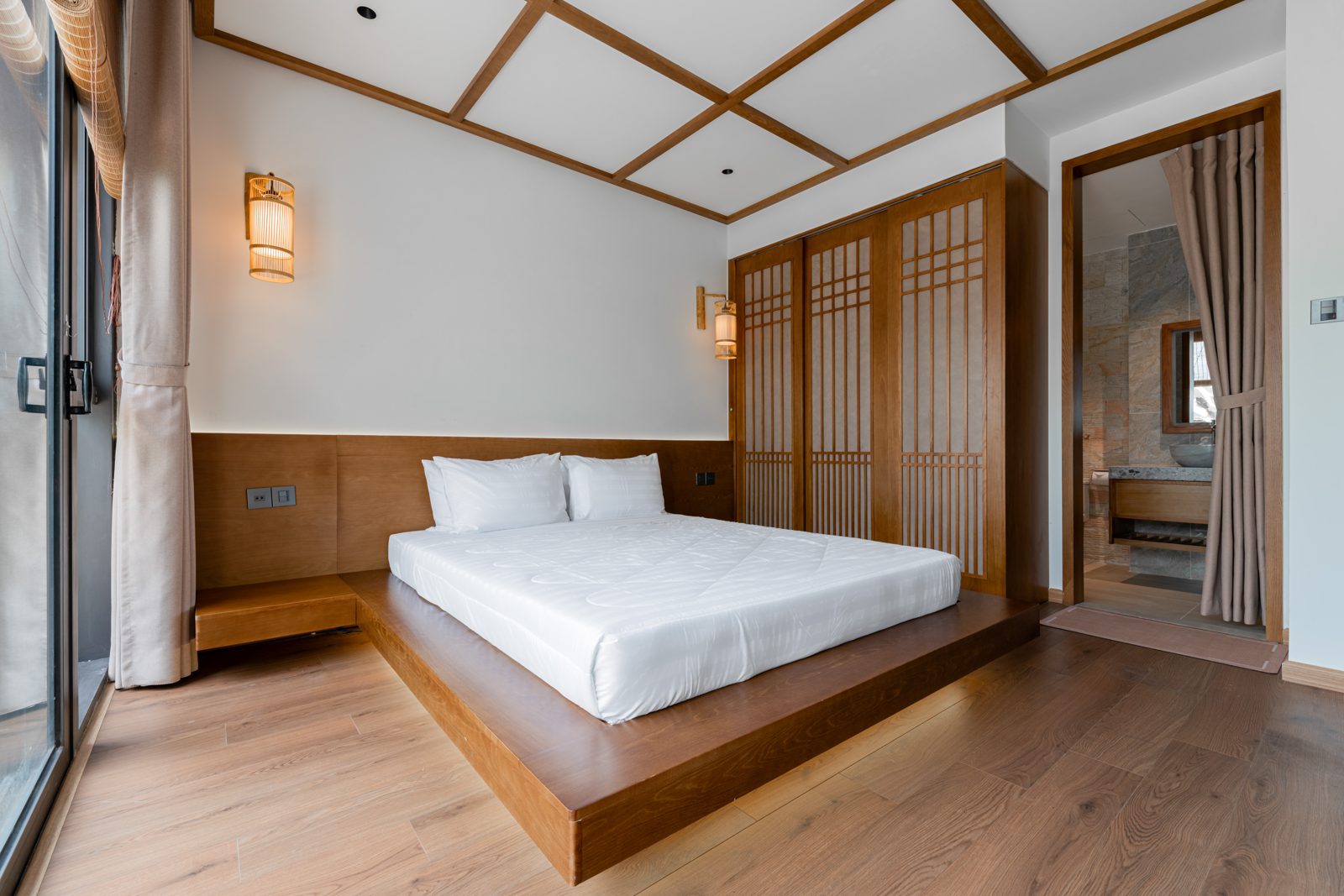 Bedroom with low platform bed, lattice ceiling and sliding wooden screens