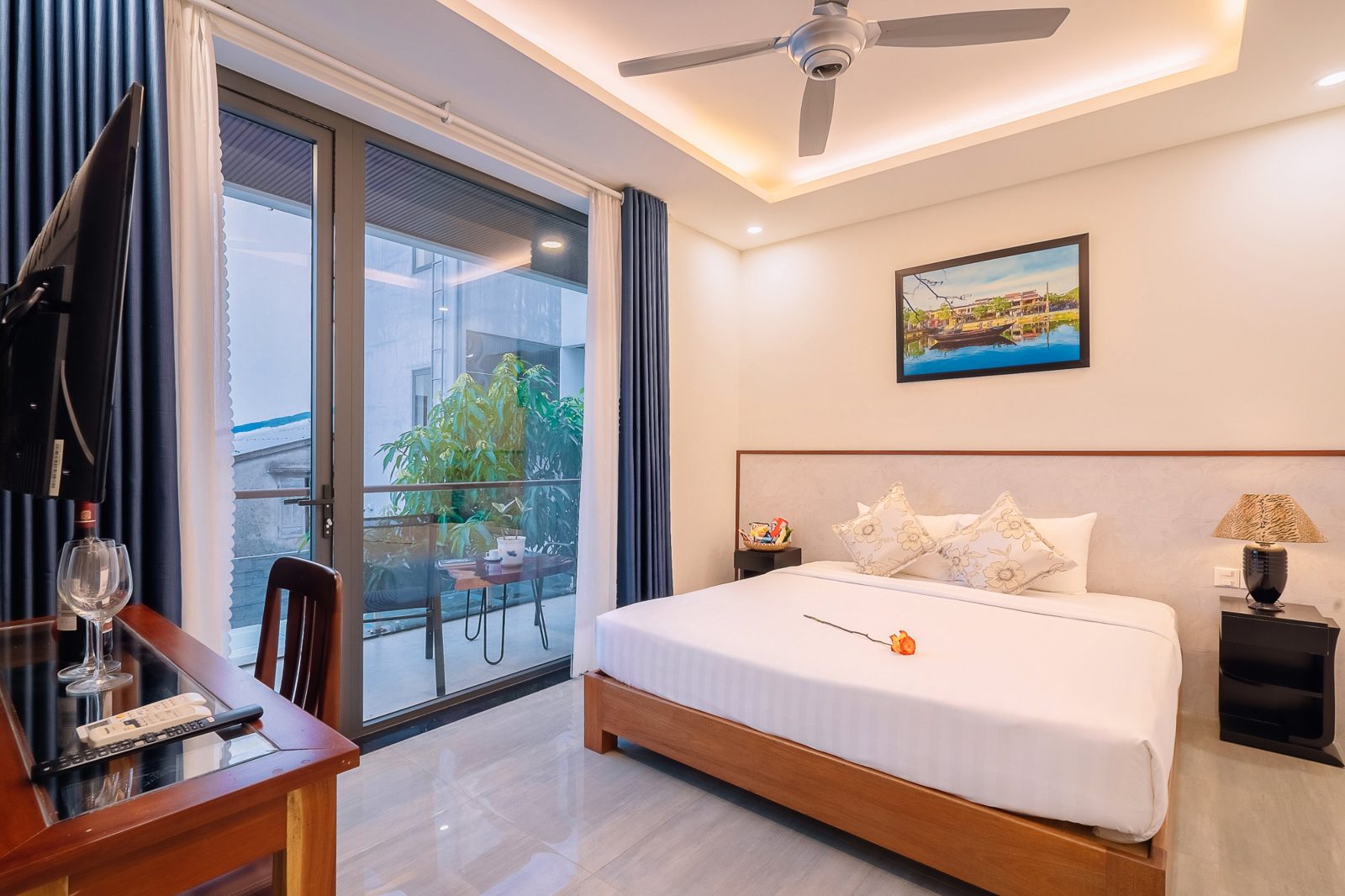 Bedroom opening onto a balcony
