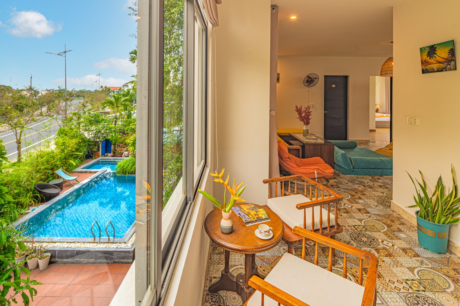 Sitting corner with a window looking down onto the pool
